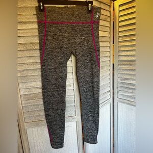 Ladies Yoga Stretch Exercise Pants Leggings Size Small Polyester & Spandex Blend